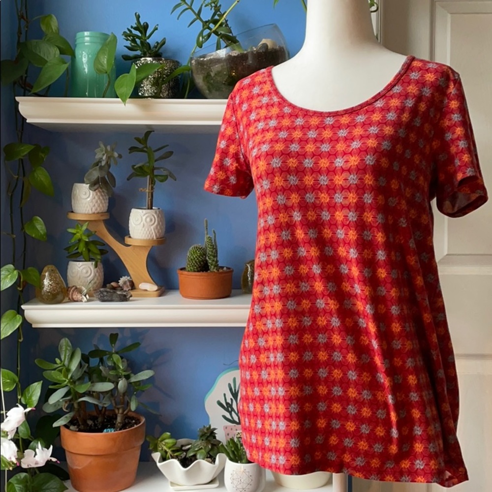 🌺Lula Roe perfect tee short sleeve, pattern top🌺